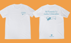 Playera Blanca "Mi roomie le ladra a extraños"